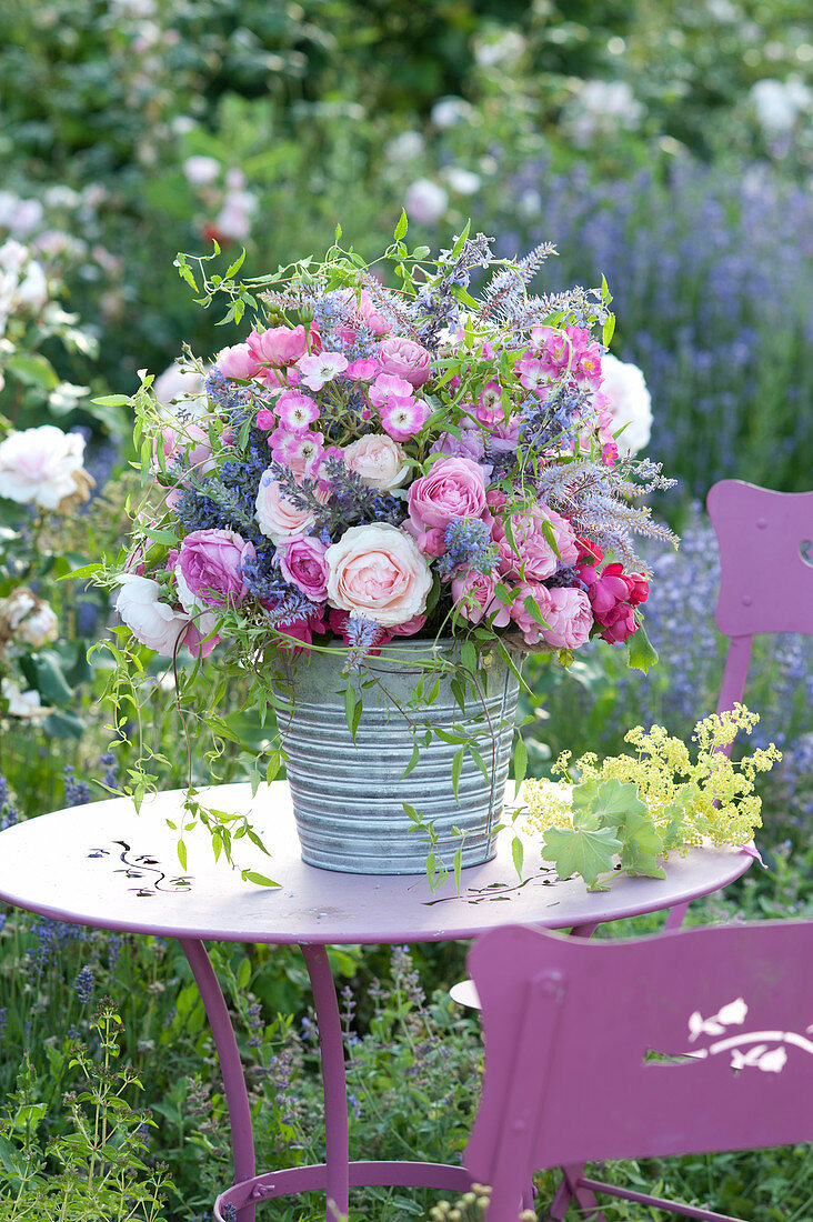 Üppiger Duftstrauss aus verschiedenen Rosa (Rosen), Veronica