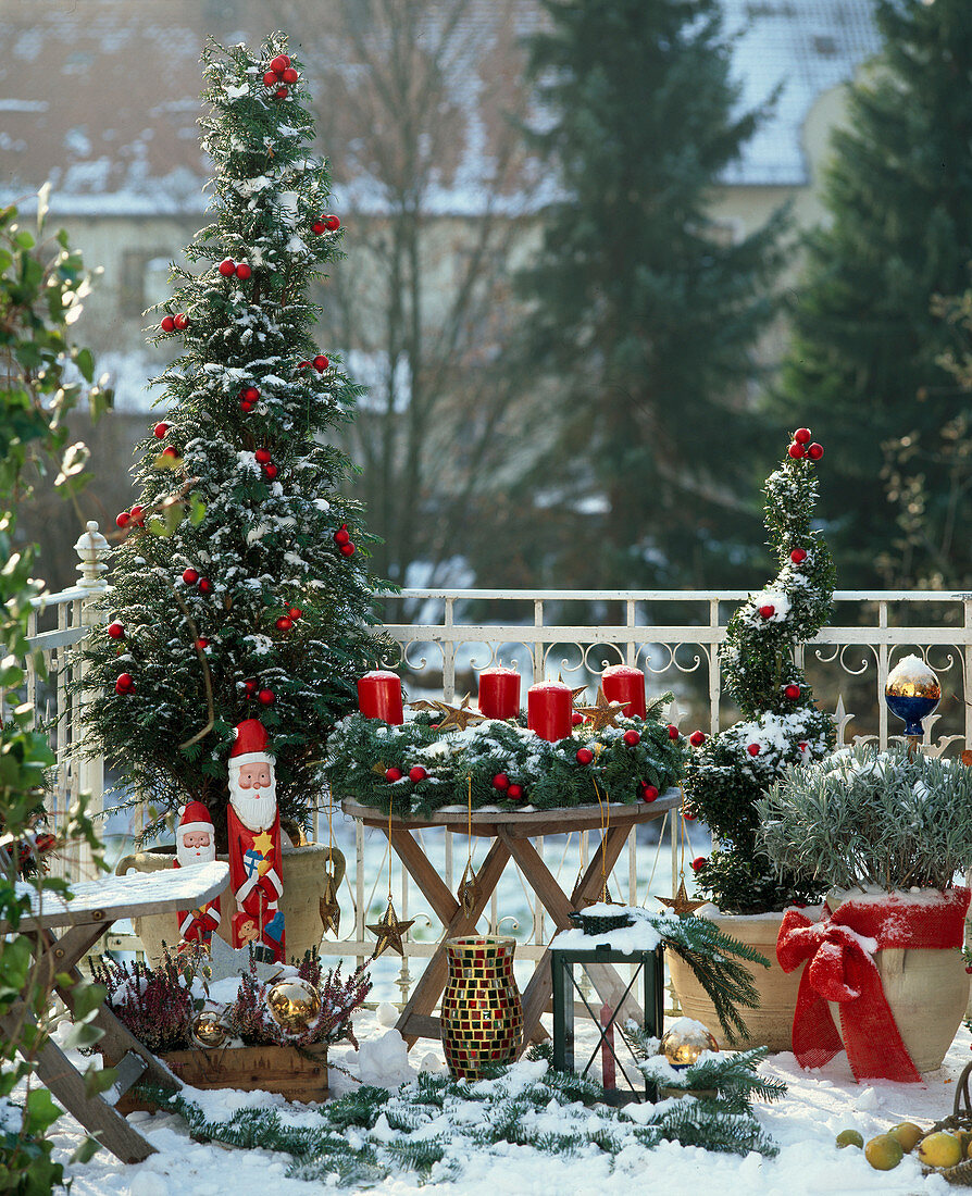 Balcony with Christmas decorations, Taxus
