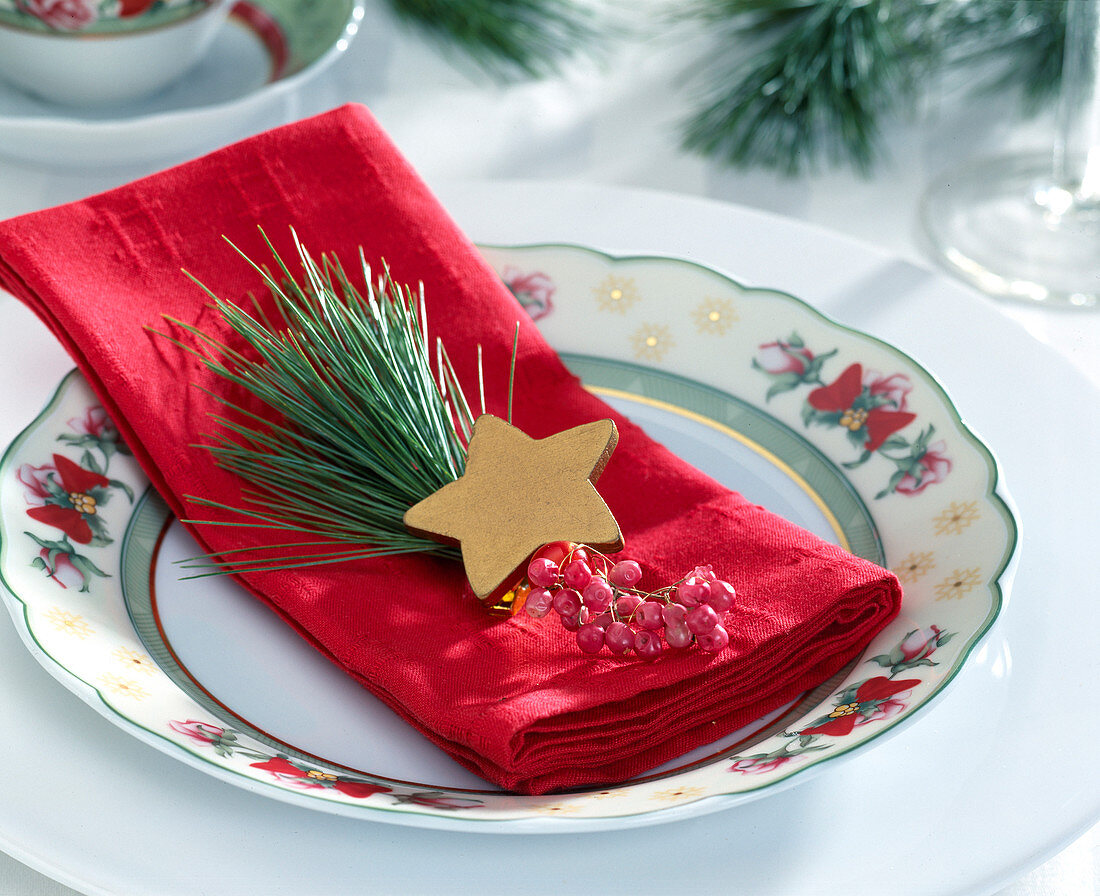 Napkin deco, silk pine twig, pink pepper and gold star