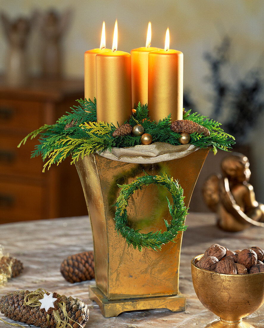 Adventsgesteck: Kerzen in hohes Gefäß mit Steckschwamm