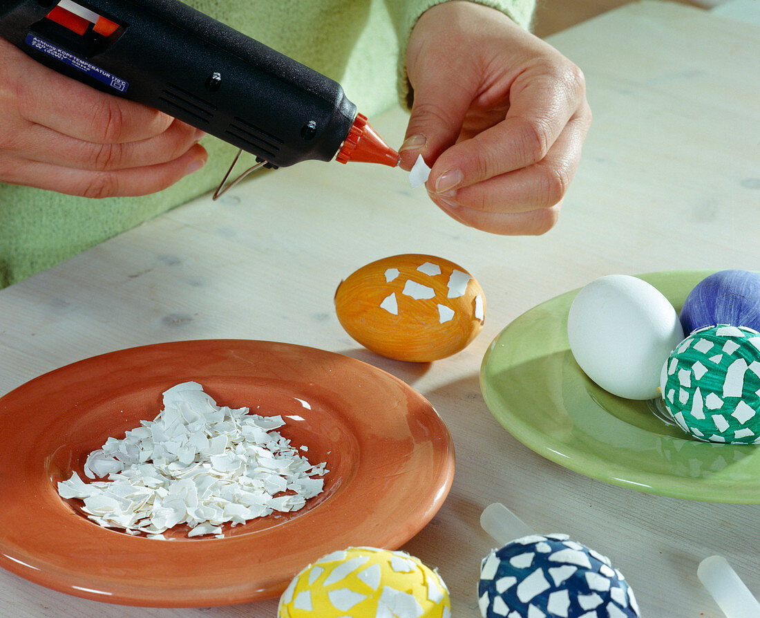 Ostereier im Mosaikmuster: 3.Step: Eierschalen auf die bemalten Eier kleben