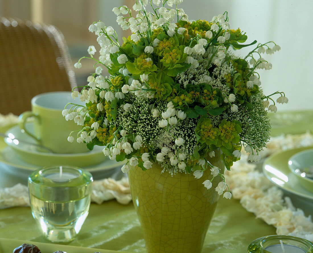 Strauß aus Maiglöckchen (Convallaria majalis), Trachelium, Euphorbia (Wolfsmilch