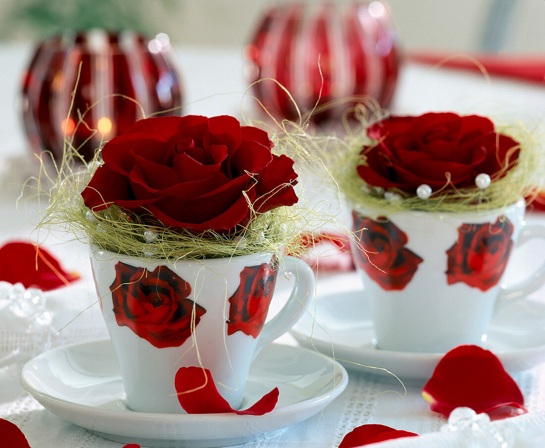 Rote Rosenblüten in Rosentasse, Sisalmanchette mit Perlen
