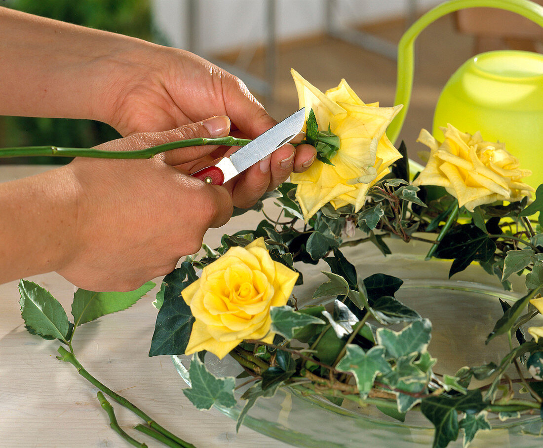 Kranz aus Hedera (Efeu) und gelben Rosen