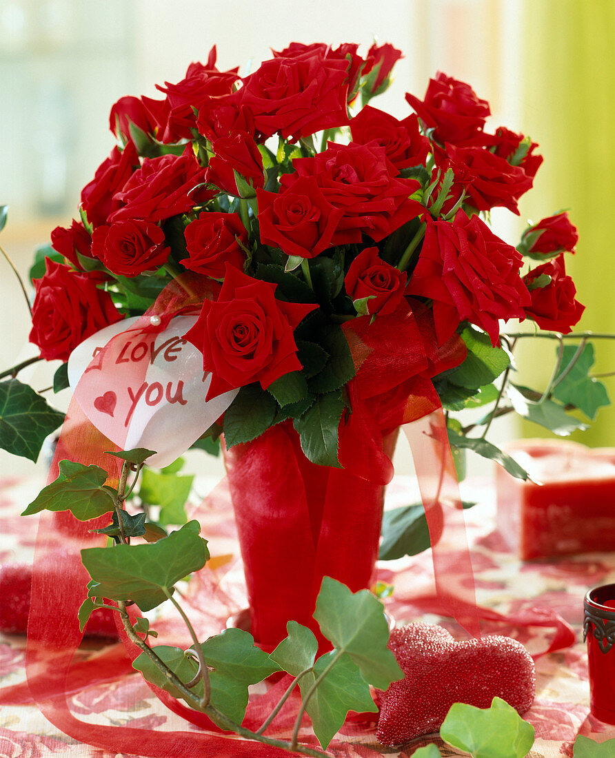 Strauß mit roten Rosen und Hedera (Efeuranke)