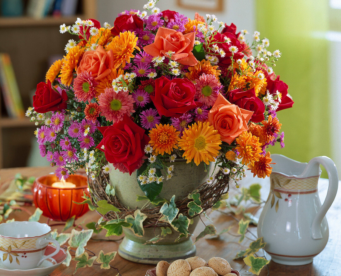 Herbststrauß mit roten und orangen Rosen, Dendranthema / Herbstchrysanthemen, Ast