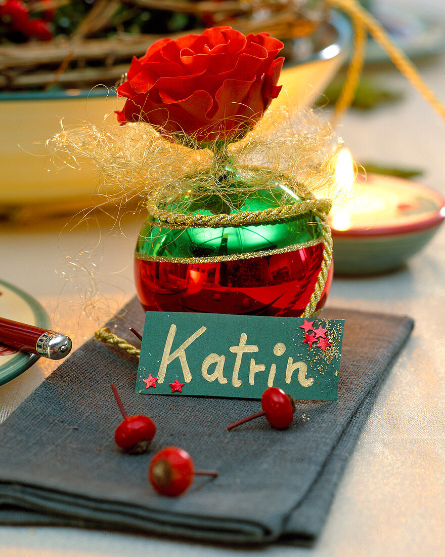 Place card with tree ball and rose petal