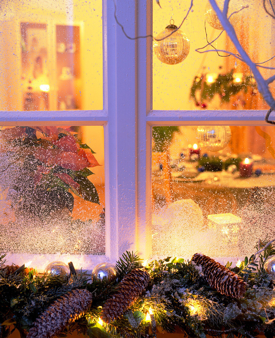 Winterliches Fenster mit Blick ins adventlich dekoriertes Wohnzimmer
