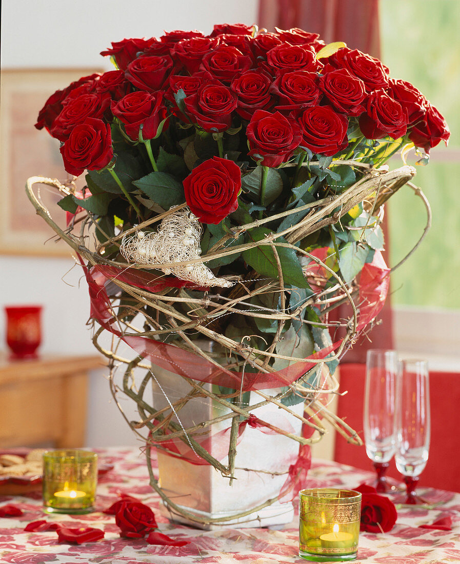 Bouquet with red roses 'Grand Prix', Clematis tendril, heart