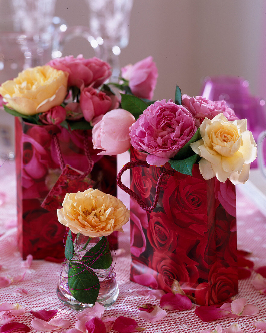 Rosenblüten im Glas und Geschenktasche