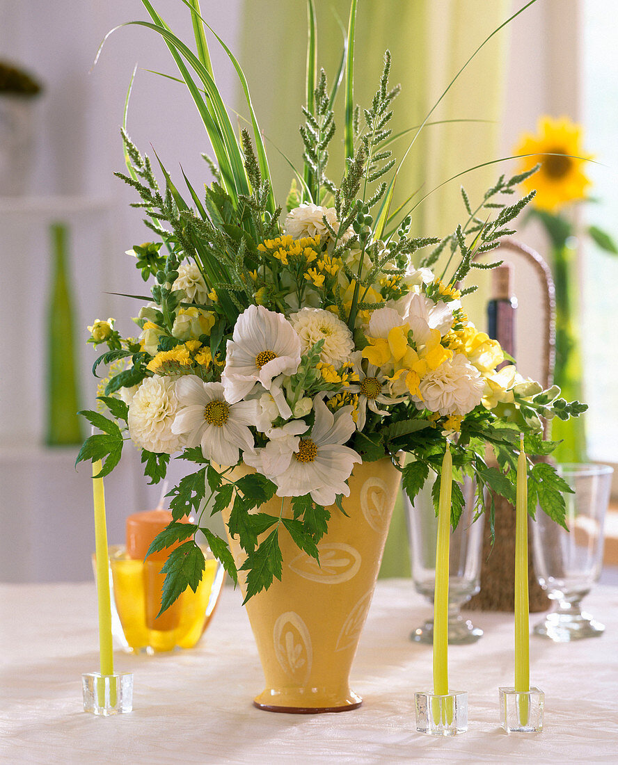 Dahlia (pompondahlia), Cosmos (daisies), grasses