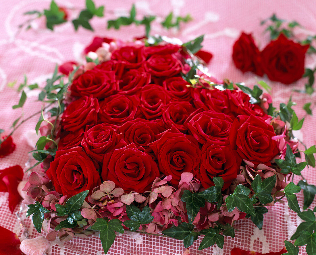 Herz aus Steckmasse mit roten Rosenblüten, Hydrangea