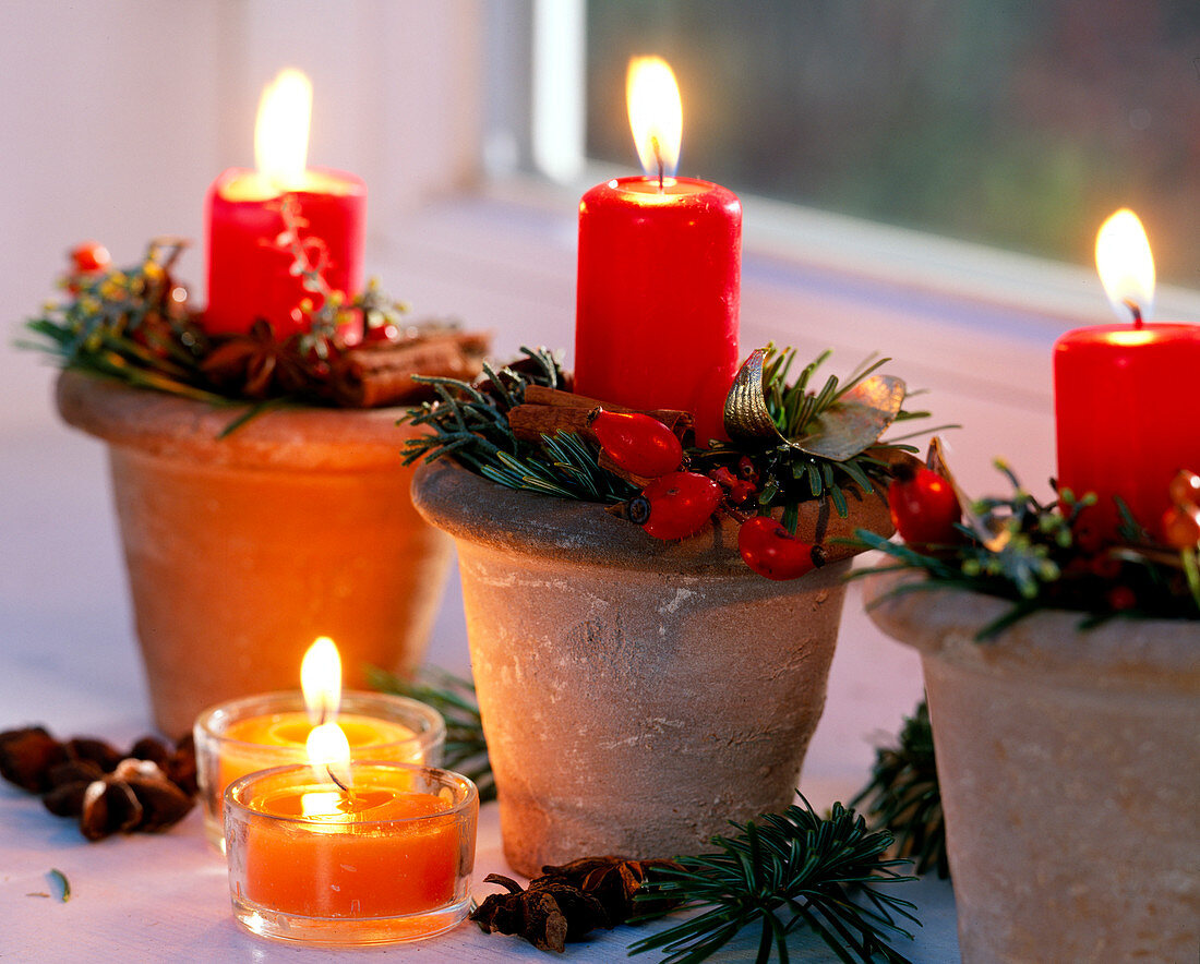 Clay pots with Advent decoration and candles