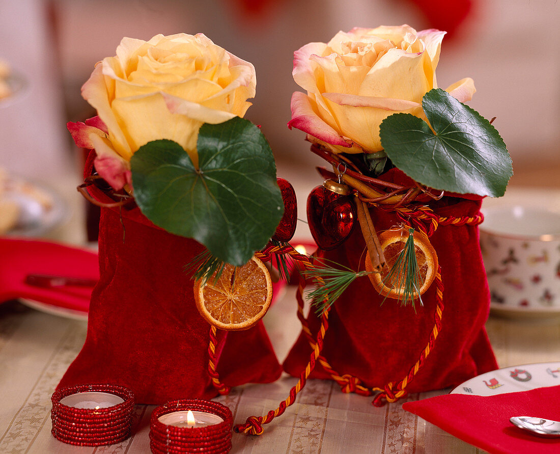 Rosenblüten in Samtsäckchen weihnachtlich geschmückt