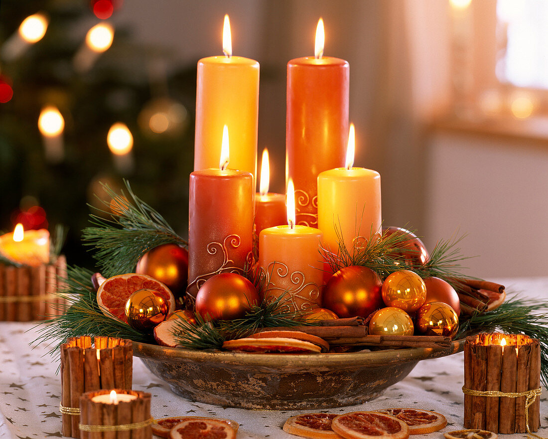 Tischdeko mit Kerzen, Pinus strobus / Seidenkiefer, Citrus