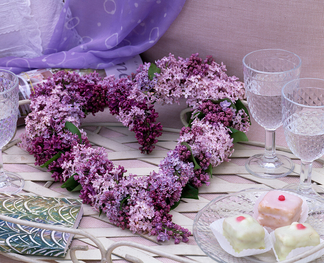 Syringa vulgaris, heart of lilac flowers, Petit-Four