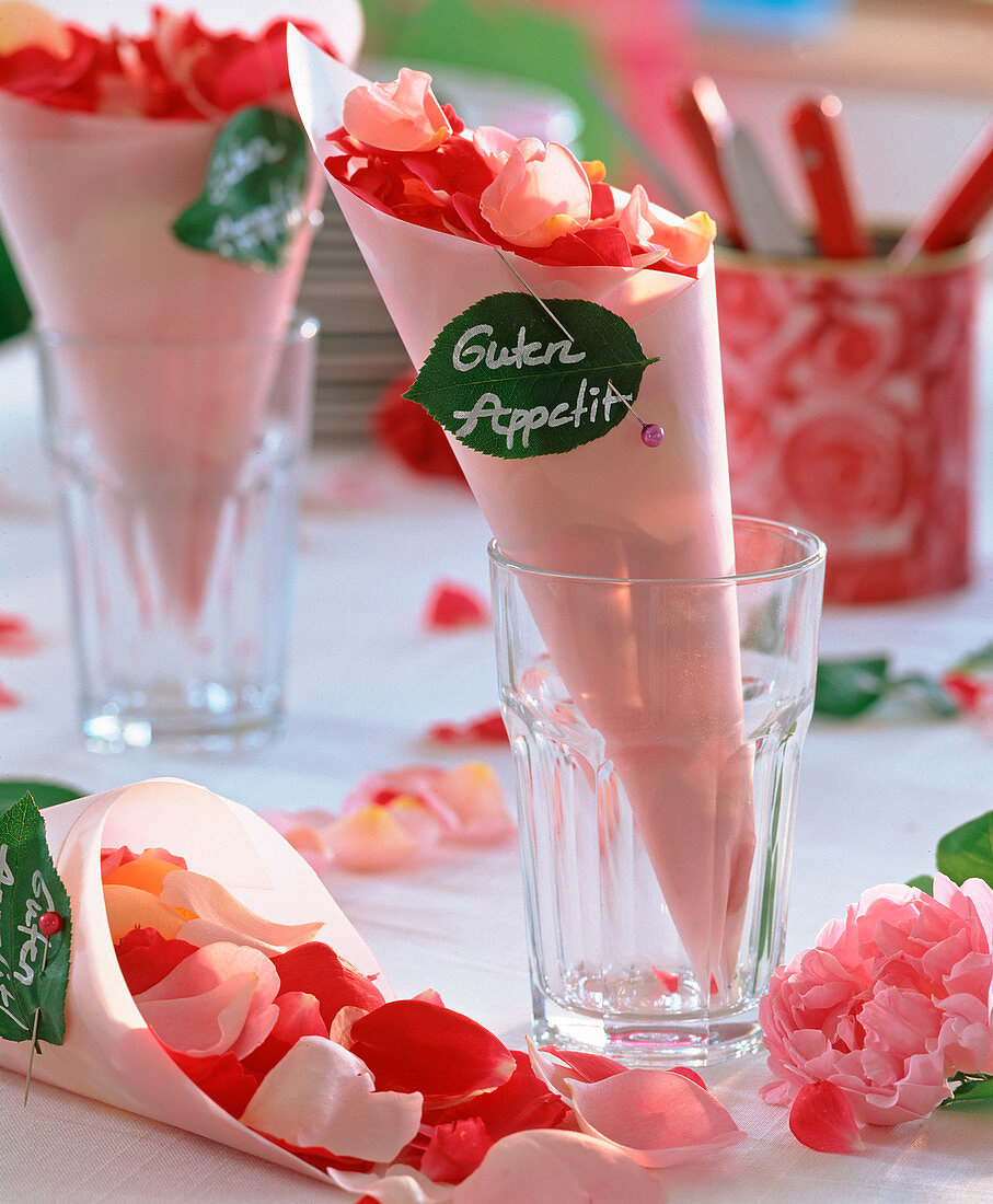 Rosa Blütenblätter von Rosen in Papiertüten: 'Guten Appetit'