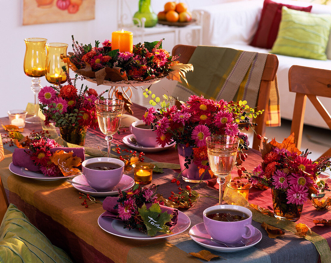 Tischdeko mit Chrysanthemen und Fruchtschmuck