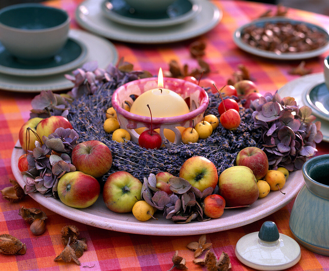 Tischkranz mit Zieräpfeln, Lavendel und Kerze