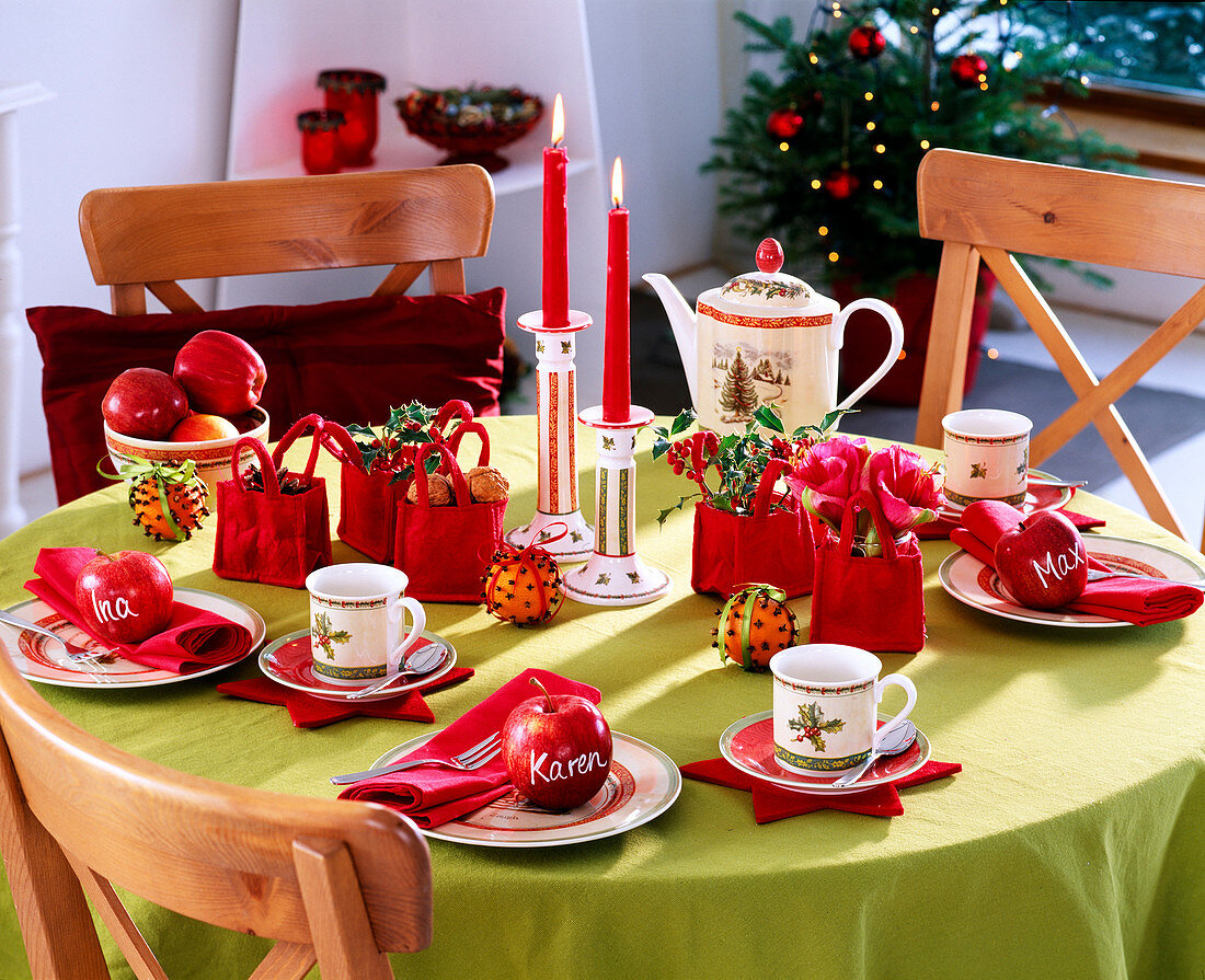 Tischdeko weihnachtlich, mit Äpfeln, Orangen, Filztaschen