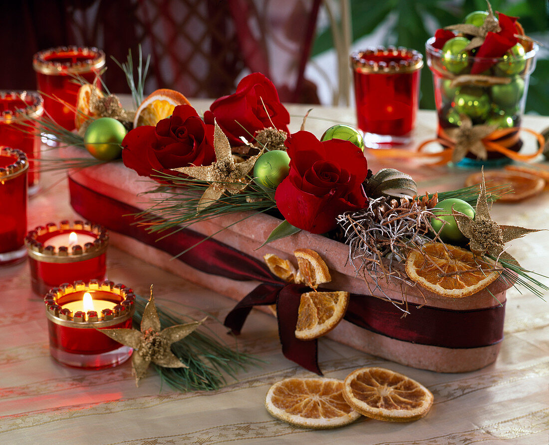 Rosa (rote Rosen), Citrus (Orangenscheiben, Limetten), Pinus (Kiefer) in Terraco