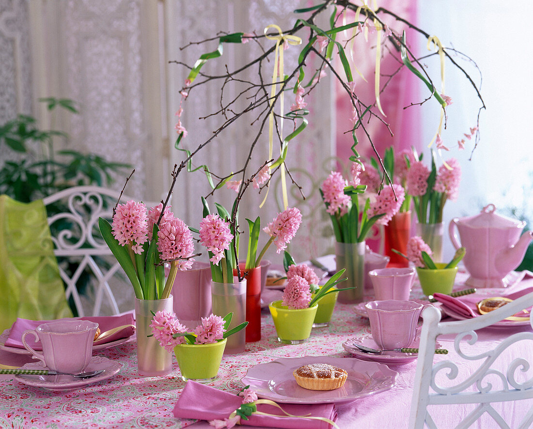 Rosa Tischdeko mit Hyacinthus (rosa Hyazinthen)