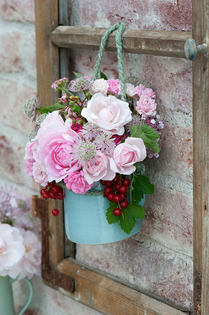Nostalgic bouquet with pink (rose), astrantia (star-throated)