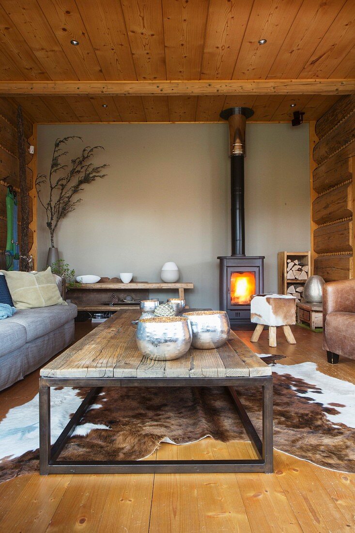 Lounge in Datcha mit Feuer in Schwedenofen