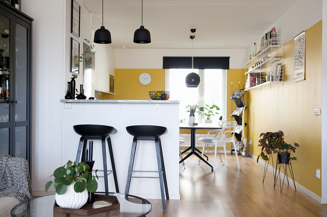 Blick in die offene Wohnküche mit gelber Wand