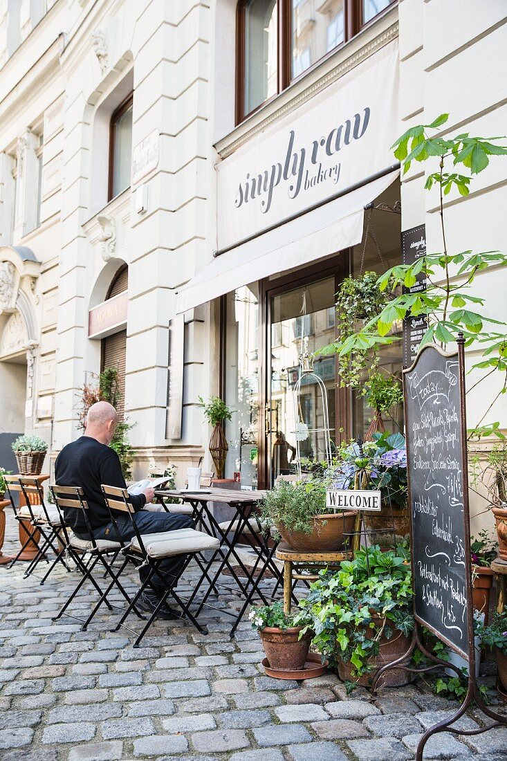 Tische und Stühle vor Simply Raw Bäckerei (Wien, Österreich)