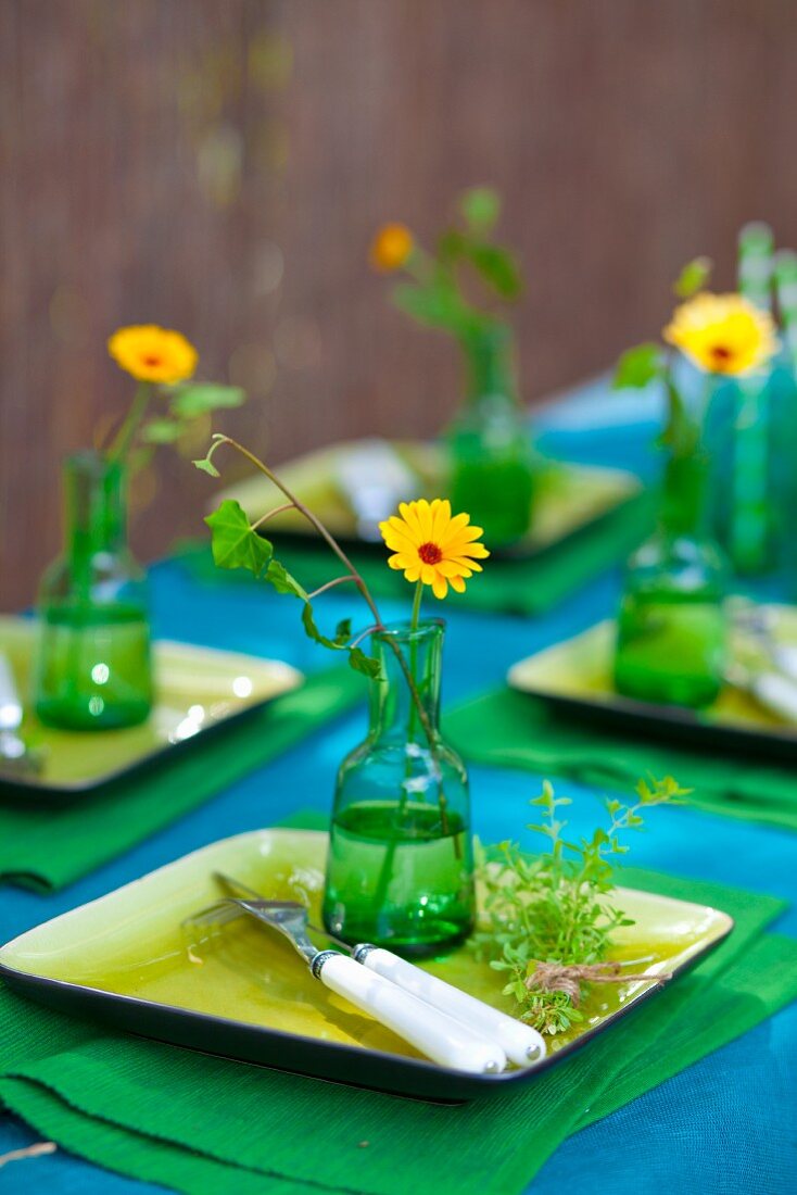 Festlich gedeckter Tisch in Blau und Grün im Freien