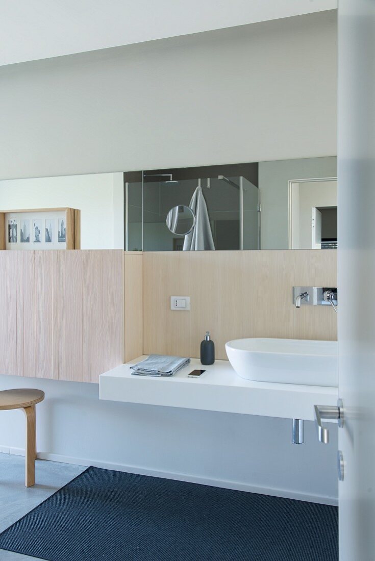 Modernes Badezimmer mit geradlinigem Design