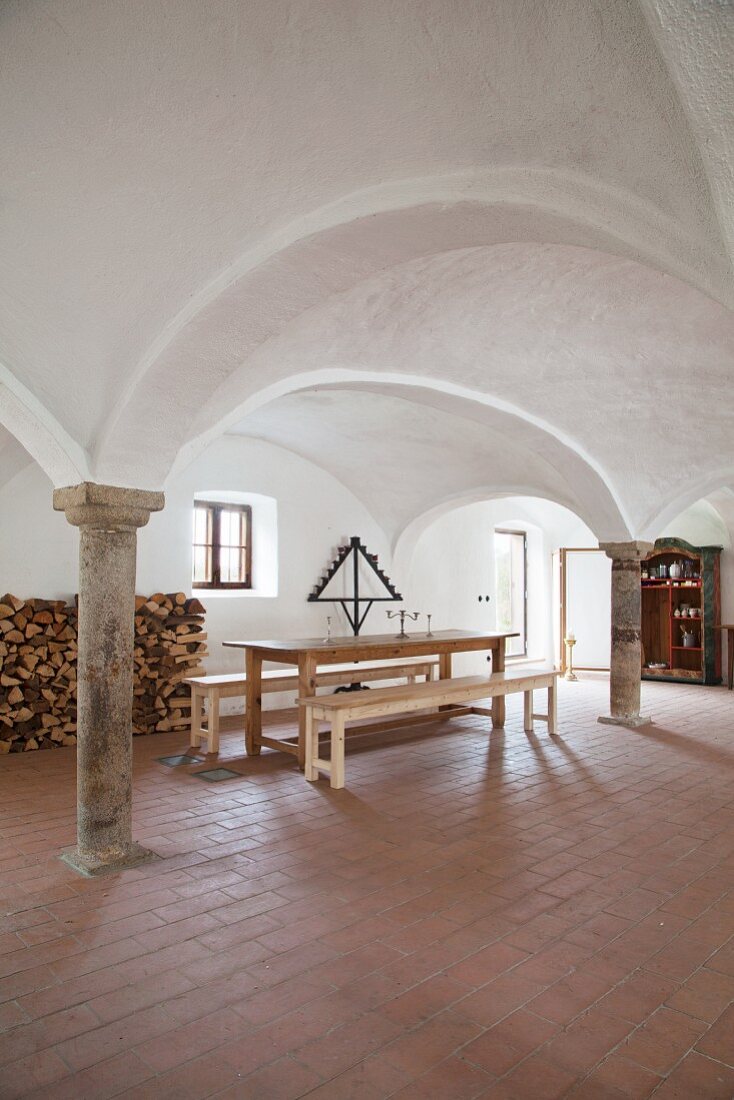Speisesaal mit Kreuzgewölbe, Säulen und Ziegelboden