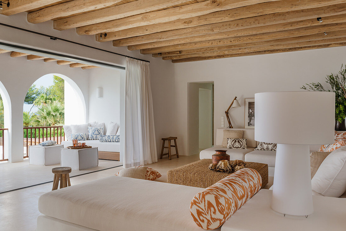 Blick aus dem mediterranen Wohnzimmer in die Loggia