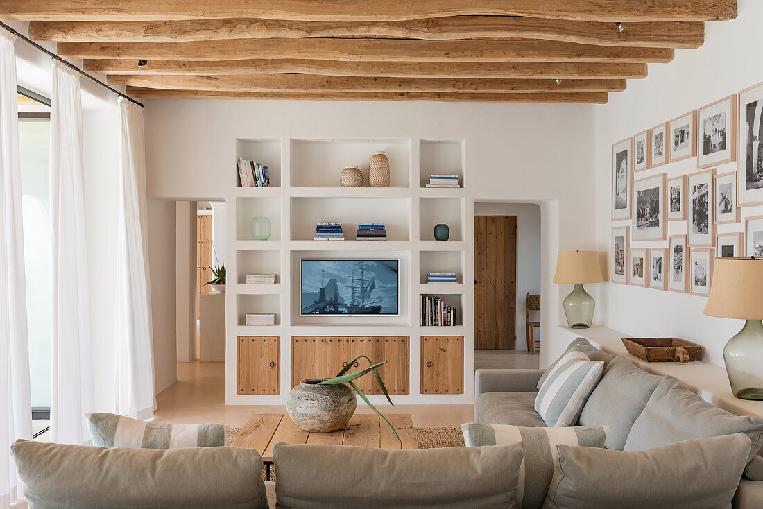 Mediterranes Wohnzimmer mit gemauertem Fernsehregal