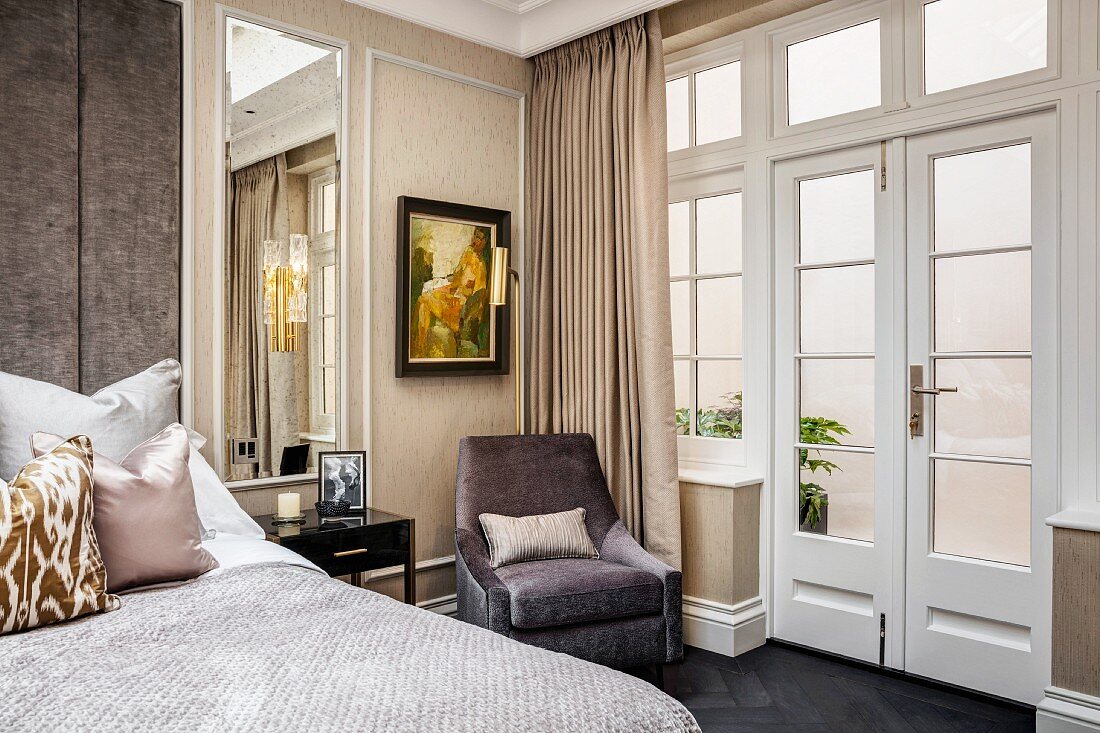 Glamouröses Schlafzimmer in warmen Tönen mit Sprossenfenstern