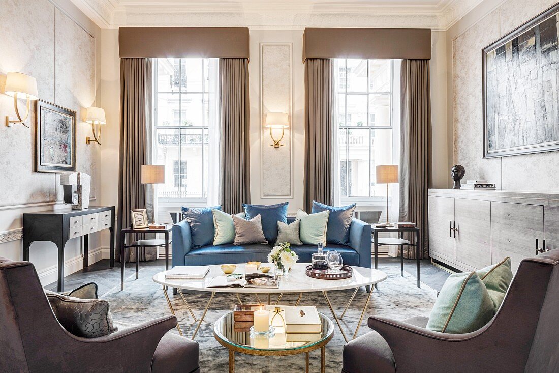 Glamouröses Wohnzimmer in Brauntönen mit blauem Sofa