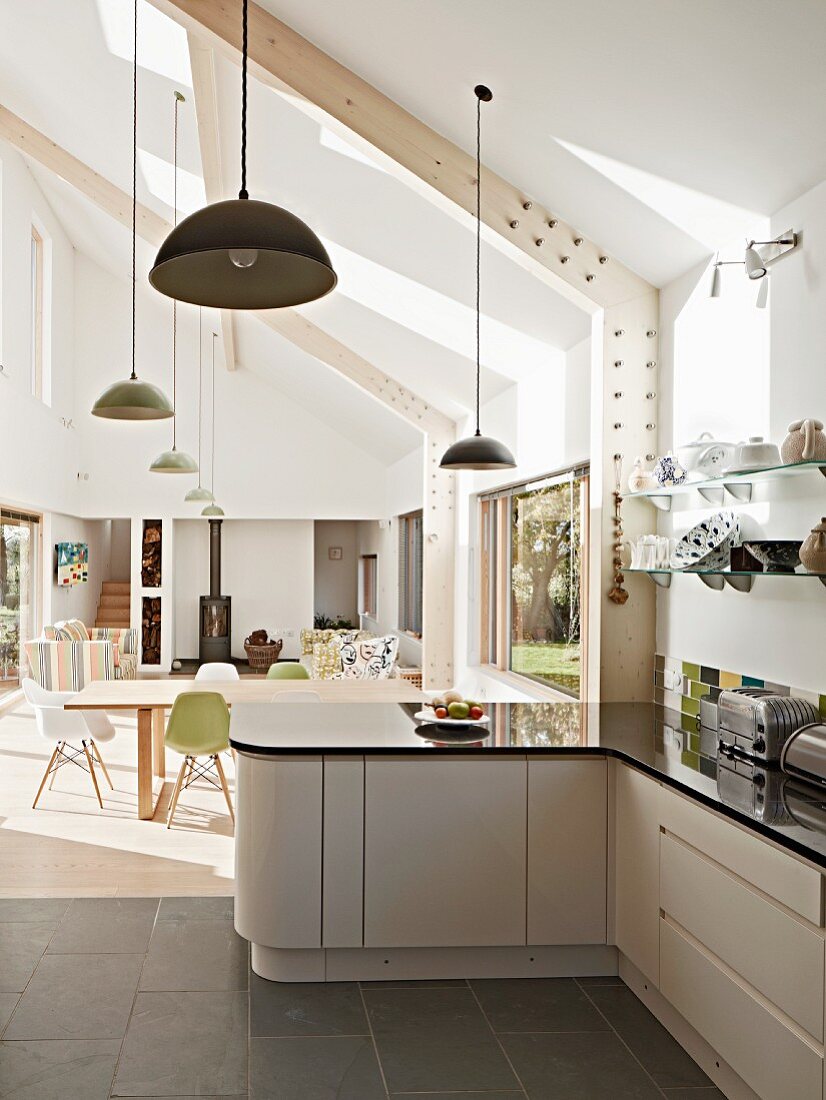 Blick von der Küche auf offenen Wohnraum in Naturtönen
