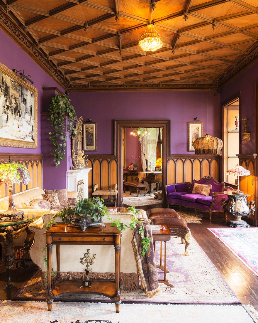 Kassettendecke und violette Wände in Wohnbereich mit Stilmöbeln