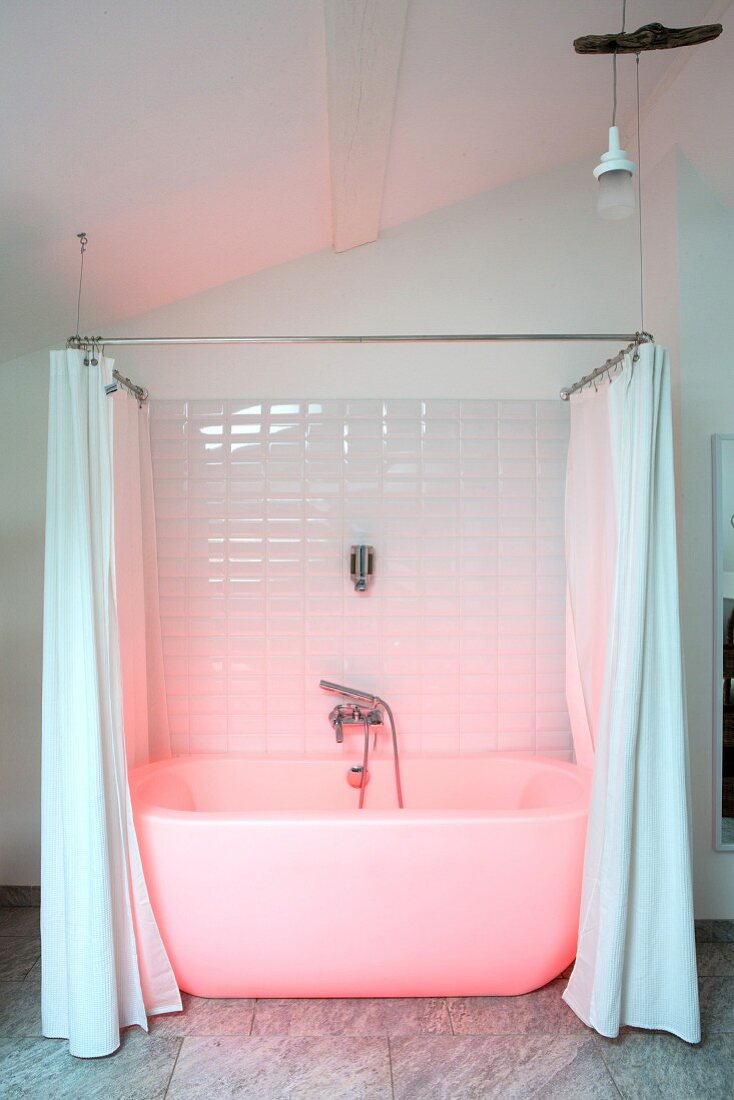 Rosa beleuchtete weiße Badewanne mit Duschvorhang in modernisiertem Altbau