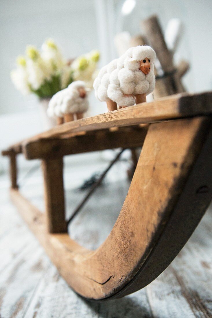 Schaffiguren auf rustikalem Holzschlitten