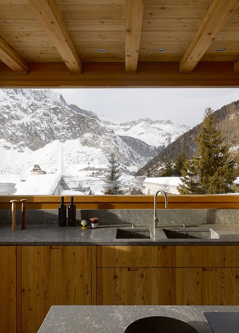 Küche im modernen Holzhaus mit Blick auf Winterlandschaft