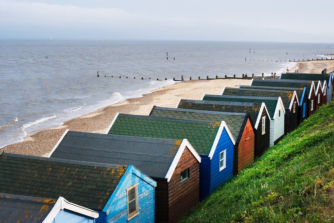 Bunte Holzhäuser am Strand von Suffolk