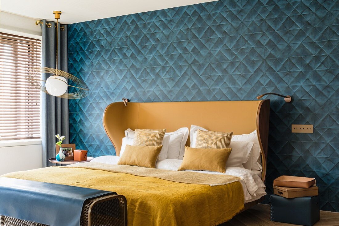 Elegantes Schlafzimmer mit gelbem Betthaupt und Textiltapete