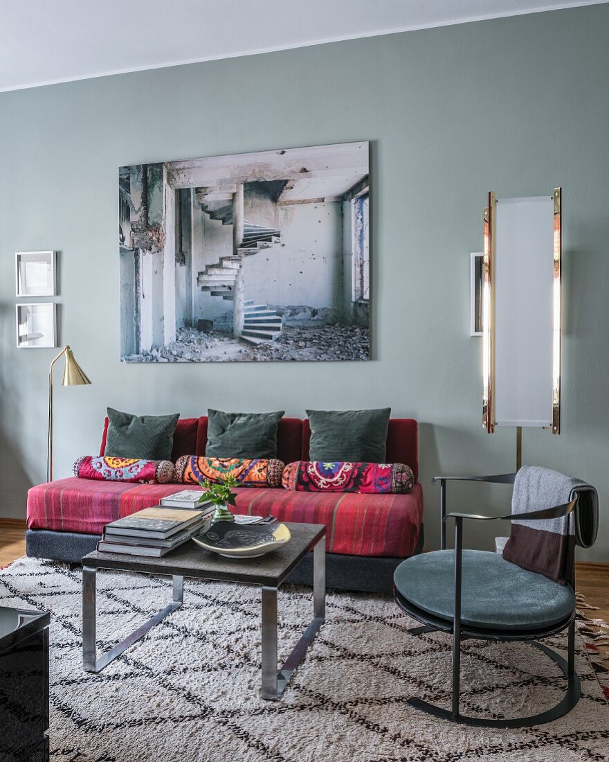 Wohnzimmer mit stilvollem Möbelmix und blaugrauen Wänden