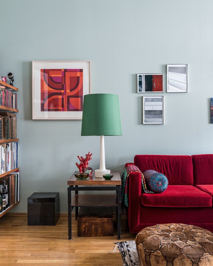 Wohnzimmer mit stilvollem Möbelmix und blaugrauer Wand