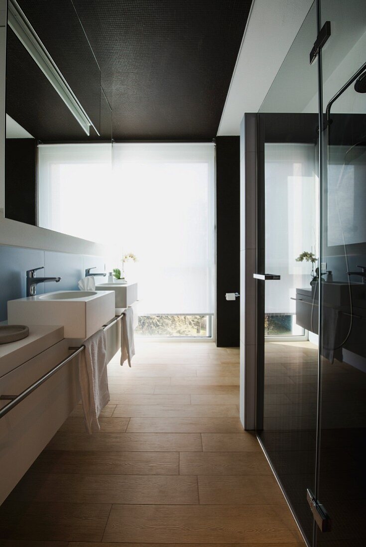 Modernes Badezimmer mit eckigen Waschbecken und Holzfliesen