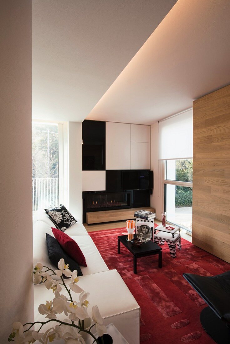 Modernes Wohnzimmer mit weißem Sofa und Schrankmodulen