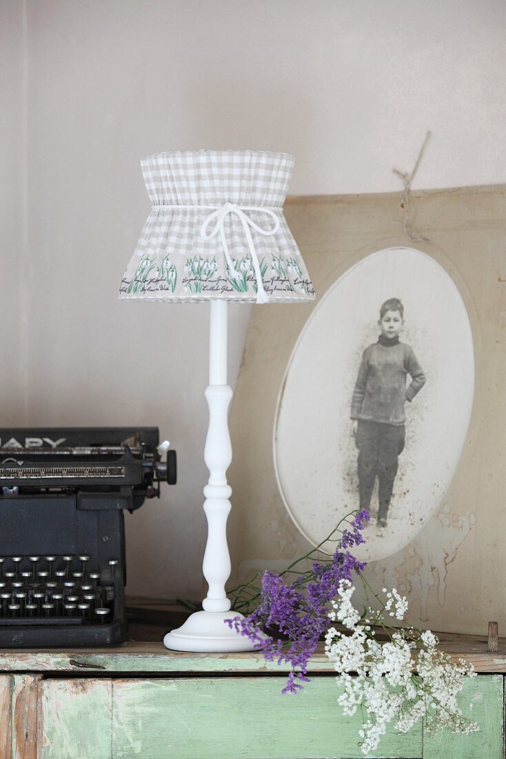 Nostalgischer DIY-Lampenschirm mit Blumenbordüre
