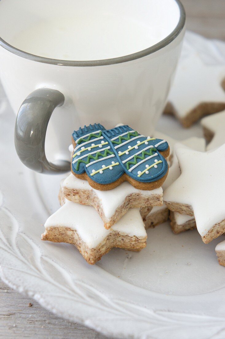 Cinnamon stars and mittens-shaped iced biscuit